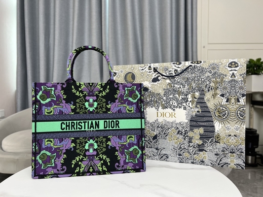 Túi cỡ lớn thêu Dior Maria Grazia Chiuri Booktote