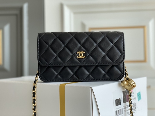 Ví cầm tay Clutch WOC Mini Coco Chanel màu đen trên dây chuyền CF20