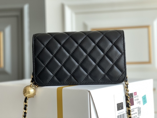 Ví cầm tay Clutch WOC Mini Coco Chanel màu đen trên dây chuyền CF20