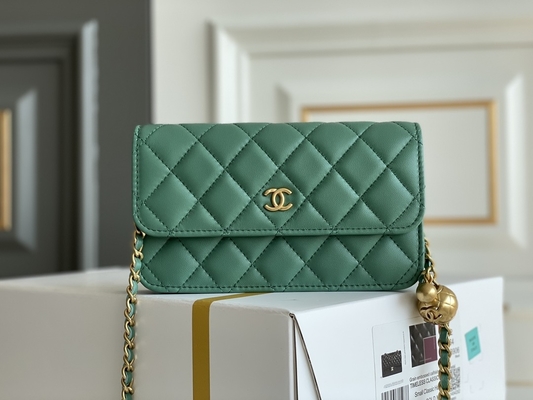 Ví cầm tay Clutch WOC Mini Coco Chanel màu đen trên dây chuyền CF20