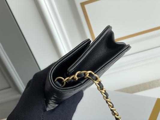 Ví cầm tay Clutch WOC Mini Coco Chanel màu đen trên dây chuyền CF20