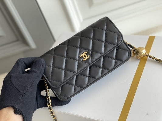 Ví cầm tay Clutch WOC Mini Coco Chanel màu đen trên dây chuyền CF20