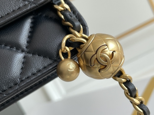 Ví cầm tay Clutch WOC Mini Coco Chanel màu đen trên dây chuyền CF20