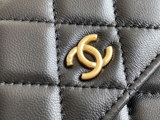 Ví cầm tay Clutch WOC Mini Coco Chanel màu đen trên dây chuyền CF20
