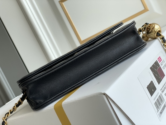 Ví cầm tay Clutch WOC Mini Coco Chanel màu đen trên dây chuyền CF20