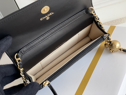 Ví cầm tay Clutch WOC Mini Coco Chanel màu đen trên dây chuyền CF20