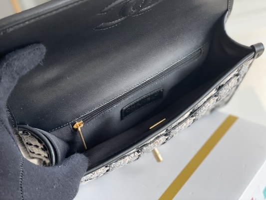 Classic 2WAY Chanel Medium Flap Bag Messenger Len kẻ sọc đen trắng