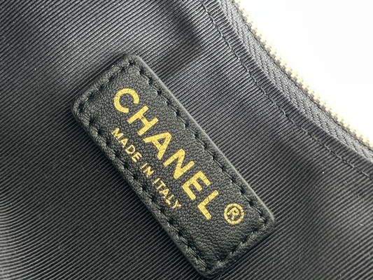 Túi đeo chéo mini dây xích màu đen Túi xách hiệu Chanel Hobo Da bê