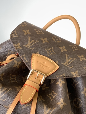 Ba lô Monogram Shadow Calf Leather LV Montsouris PM Charm Có thể tháo rời