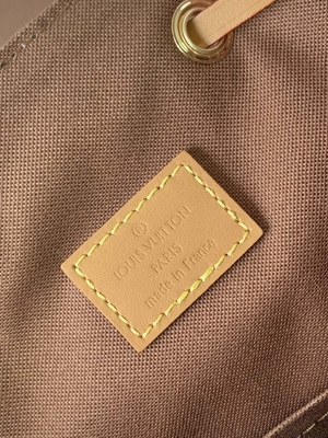 Ba lô Monogram Shadow Calf Leather LV Montsouris PM Charm Có thể tháo rời