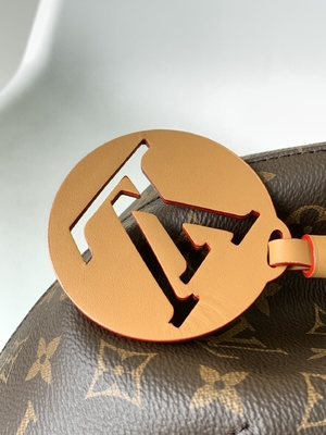 Ba lô Monogram Shadow Calf Leather LV Montsouris PM Charm Có thể tháo rời
