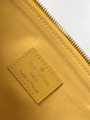 Sunflower Monogram dập nổi Túi hàng hiệu tùy chỉnh Coussin PM Louis Vuitton Puffy Lambskin