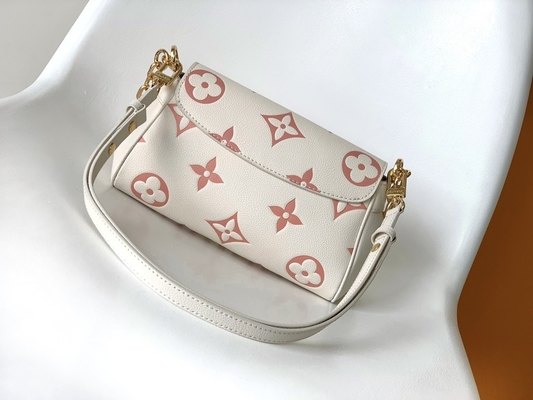 Túi đeo chéo Creme Mini được yêu thích Nhãn hiệu LV Rose Trianon Two Monogram Empreinte Leather