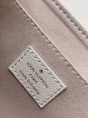 Túi đeo chéo Creme Mini được yêu thích Nhãn hiệu LV Rose Trianon Two Monogram Empreinte Leather