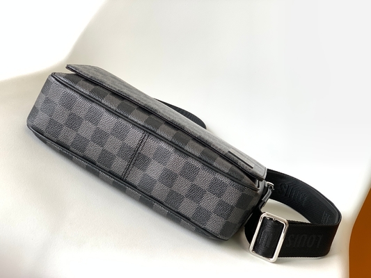 Túi xách nam hàng hiệu Louis Vuitton District PM Damier Messenger Black Graphite Black
