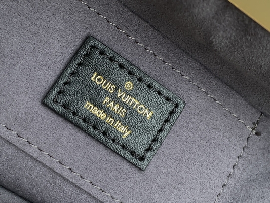 Túi Clutch Da Bê Cá Tính Monogram Louis Vuitton M45571