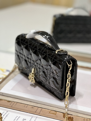 Clutch hàng hiệu Lady Dior Patent Clutch Small Pearl Black Flip Closure