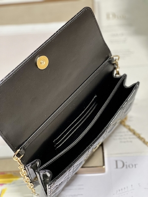 Clutch hàng hiệu Lady Dior Patent Clutch Small Pearl Black Flip Closure