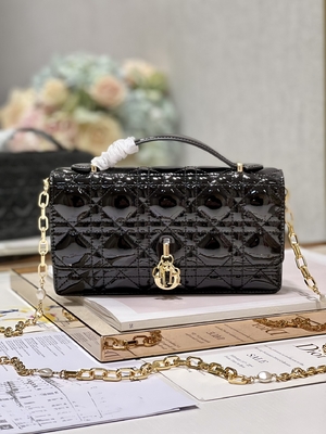 Clutch hàng hiệu Lady Dior Patent Clutch Small Pearl Black Flip Closure