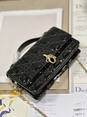 Clutch hàng hiệu Lady Dior Patent Clutch Small Pearl Black Flip Closure