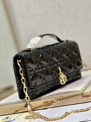 Clutch hàng hiệu Lady Dior Patent Clutch Small Pearl Black Flip Closure