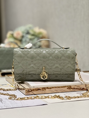 Clutch hàng hiệu Lady Dior Patent Clutch Small Pearl Black Flip Closure
