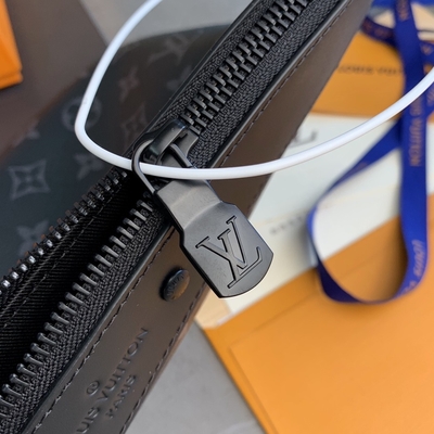 Ví da mini thiết kế theo phong cách Monogram Shadow Pochette To Go Louis Vuitton
