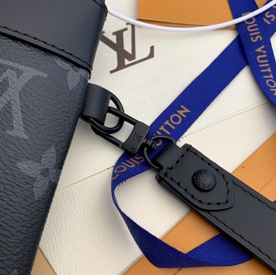 Ví da mini thiết kế theo phong cách Monogram Shadow Pochette To Go Louis Vuitton