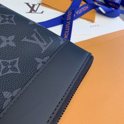 Ví da mini thiết kế theo phong cách Monogram Shadow Pochette To Go Louis Vuitton