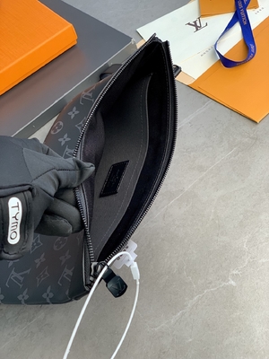 Ví da mini thiết kế theo phong cách Monogram Shadow Pochette To Go Louis Vuitton