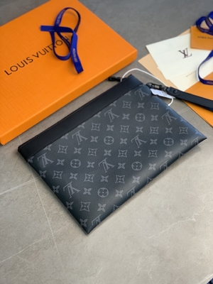 Ví da mini thiết kế theo phong cách Monogram Shadow Pochette To Go Louis Vuitton
