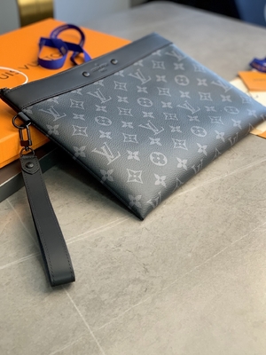 Ví da mini thiết kế theo phong cách Monogram Shadow Pochette To Go Louis Vuitton