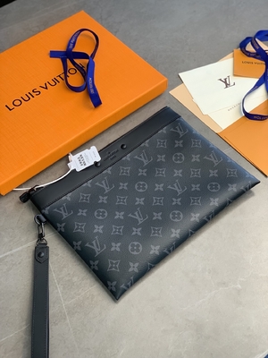Ví da mini thiết kế theo phong cách Monogram Shadow Pochette To Go Louis Vuitton