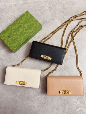 Ví mini thiết kế bằng da màu hồng nhạt Ví da trăn Gucci trên dây chuyền WOC với chữ G lồng vào nhau