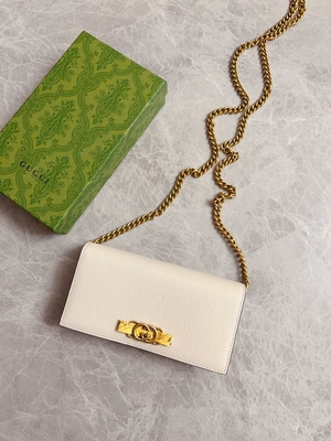 Ví mini thiết kế bằng da màu hồng nhạt Ví da trăn Gucci trên dây chuyền WOC với chữ G lồng vào nhau