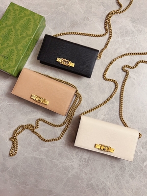 Ví mini thiết kế bằng da màu hồng nhạt Ví da trăn Gucci trên dây chuyền WOC với chữ G lồng vào nhau