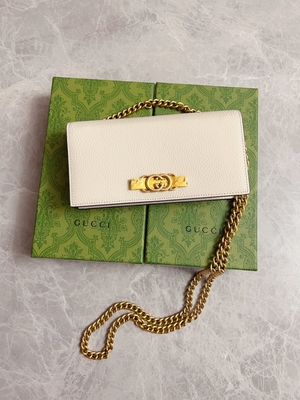 Ví mini thiết kế bằng da màu hồng nhạt Ví da trăn Gucci trên dây chuyền WOC với chữ G lồng vào nhau