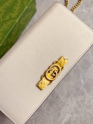 Ví mini thiết kế bằng da màu hồng nhạt Ví da trăn Gucci trên dây chuyền WOC với chữ G lồng vào nhau