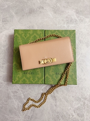 Ví mini thiết kế bằng da màu hồng nhạt Ví da trăn Gucci trên dây chuyền WOC với chữ G lồng vào nhau