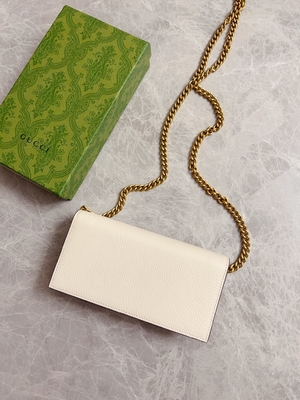 Ví mini thiết kế bằng da màu hồng nhạt Ví da trăn Gucci trên dây chuyền WOC với chữ G lồng vào nhau