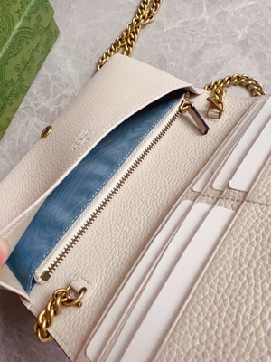 Ví mini thiết kế bằng da màu hồng nhạt Ví da trăn Gucci trên dây chuyền WOC với chữ G lồng vào nhau