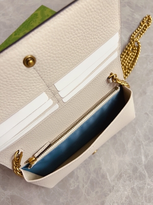 Ví mini thiết kế bằng da màu hồng nhạt Ví da trăn Gucci trên dây chuyền WOC với chữ G lồng vào nhau