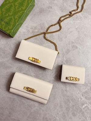 Ví mini thiết kế bằng da màu hồng nhạt Ví da trăn Gucci trên dây chuyền WOC với chữ G lồng vào nhau