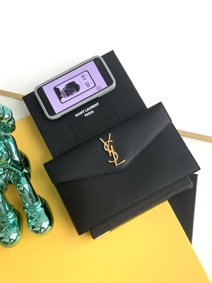 Túi dập nổi thương hiệu Saint Laurent Preloved Clutch da Grain De Poudre