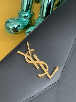 Túi dập nổi thương hiệu Saint Laurent Preloved Clutch da Grain De Poudre