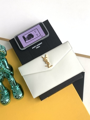 Túi dập nổi thương hiệu Saint Laurent Preloved Clutch da Grain De Poudre