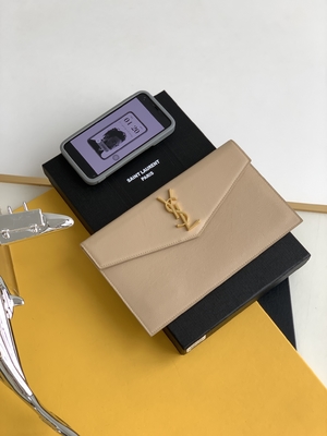 Túi dập nổi thương hiệu Saint Laurent Preloved Clutch da Grain De Poudre