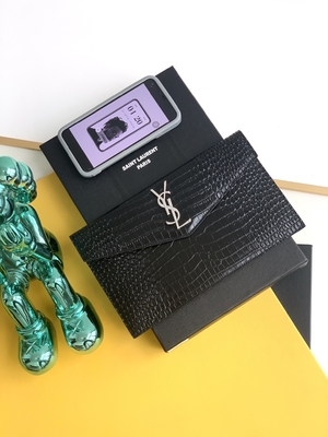 Túi dập nổi thương hiệu Saint Laurent Preloved Clutch da Grain De Poudre