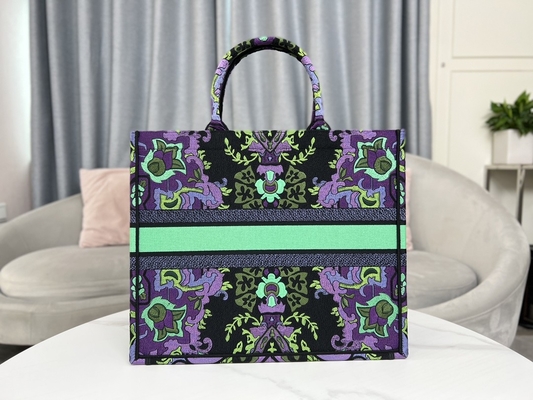 Túi cỡ lớn thêu Dior Maria Grazia Chiuri Booktote