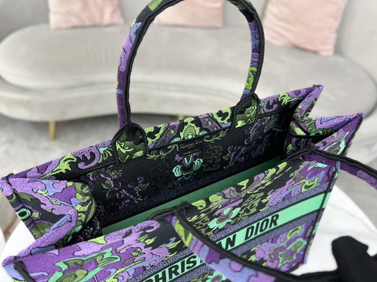 Túi cỡ lớn thêu Dior Maria Grazia Chiuri Booktote
